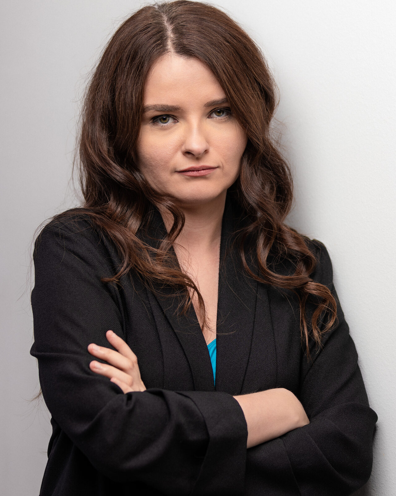Actor headshot of Linzi with arms crossed in a black blazer
